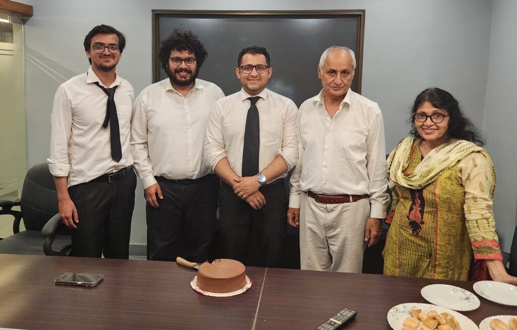 Celebrando el cumpleaños de nuestro colega Manesh Kumar